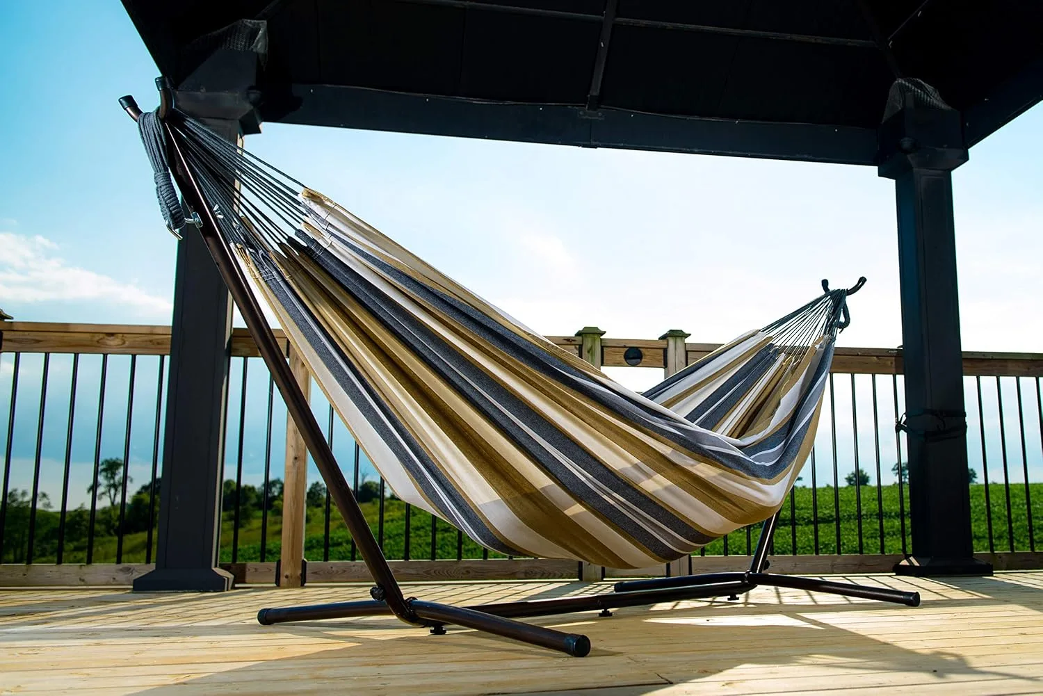 Hamaca doble con soporte en una terraza de madera